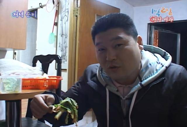 봄동 비빔밥이 두쫀쿠(두바이 쫀득 쿠키)의 열풍을 잇는 후발주자로 등극한 가운데 강호동이 원조 먹방을 재현해 팬들의 반가움을 자아냈다. KBS 유튜브 영상 캡처