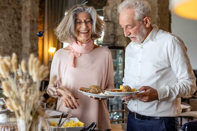 이탈리아에서는 저녁 식사 후 가볍게 산책하는 ‘파세지아타’ 문화가 있다. /클립아트코리아