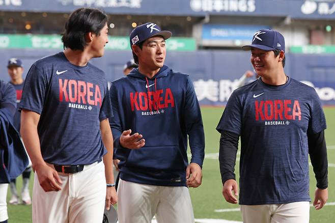 <yonhap photo-4426=""> 화기애애한 대표팀 (오사카=연합뉴스) 임화영 기자 = 월드베이스볼클래식(WBC) 출전을 앞둔 한국 야구 대표팀 구자욱(왼쪽부터), 이정후, 노시환이 1일 일본 오사카 교세라돔에서 훈련을 하는 도중 대화하고 있다. 2026.3.1 hwayoung7@yna.co.kr/2026-03-01 14:57:24/ <저작권자 ⓒ 1980~2026 ㈜연합뉴스. 무단 전재 재배포 금지, AI 학습 및 활용 금지></yonhap>