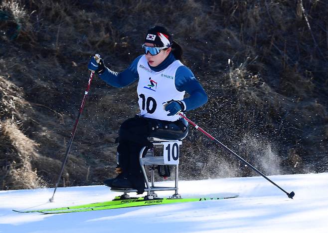 2026 밀라노·코르티나 동계패럴림픽에서 첫 메달에 도전하는 노르딕스키 국가대표 김윤지가 크로스컨트리 훈련에서 설원을 질주하고 있다. 대한장애인체육회 제공