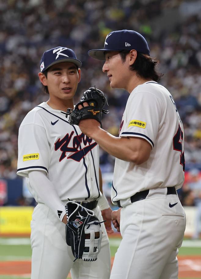 <yonhap photo-3703="">2일 일본 오사카 교세라돔에서 열린 월드베이스볼클래식(WBC) 평가전 한국 대표팀과 일본 프로야구 한신 타이거스와의 경기. 2회말 한국 선발투수 곽빈이 한신에게 3점을 허락한 뒤 마운드를 떠나며 이정후의 위로를 받고 있다. 2026.3.2 [연합뉴스]</yonhap>