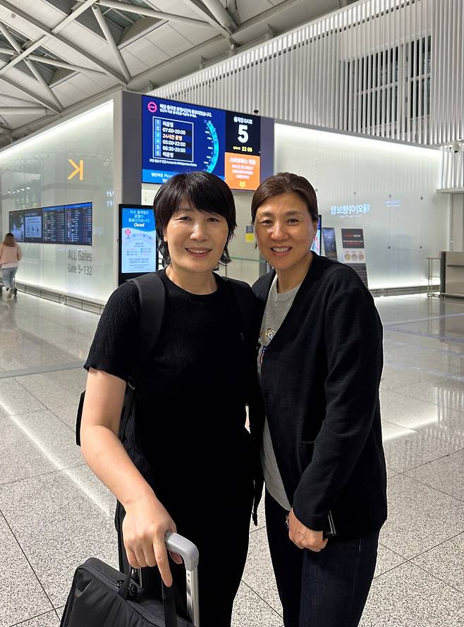 이도희(왼쪽) 감독이 2024년 7월 18일 장윤희 중앙여고 배구 감독의 배웅 속에 이란으로 출국했다. 사진=팀큐브 제공