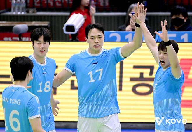 대한항공 오른쪽 날개가 더 단단해졌다. 부상에 신음하던 국내 아포짓 스파이커 임동혁(27)이 다시 날아올랐다.&nbsp;