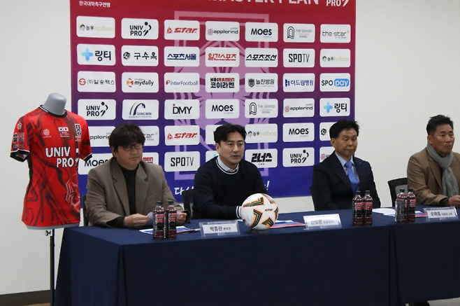 안정환 유니브 프로 총괄 디렉터(왼쪽에서 두 번째). 사진=대학축구연맹