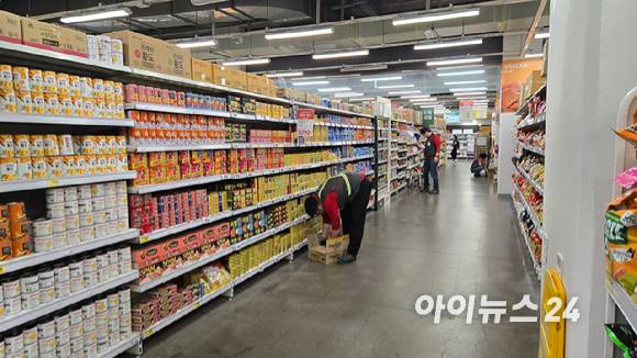 서울의 한 홈플러스 직원들이 물건을 정리하고 있다. [사진=아이뉴스24 DB]