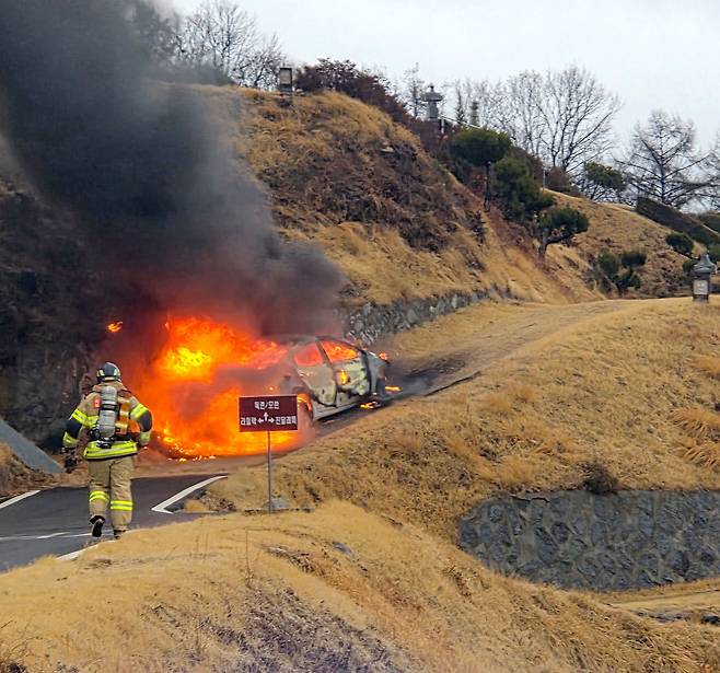 2일 오후 5시쯤 충남 천안시의 한 공원묘원에서 승용차에 화재가 발생했다. 사진 독자, 뉴스1