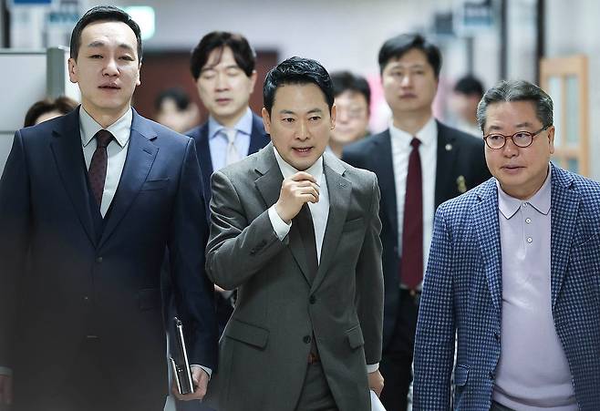 장동혁 국민의힘 대표(가운데)가 2일 오전 국회에서 열린 최고위원회의에 참석하고 있다. 임현동 기자