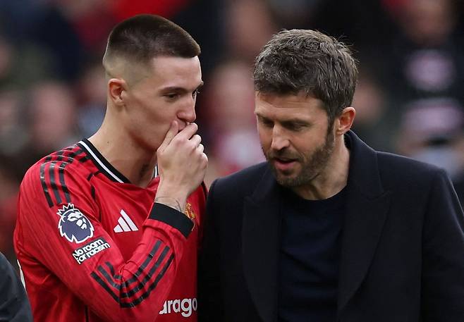 마이클 캐릭 맨유 임시 감독과 이야기를 나누는 베냐민 세슈코. 로이터=연합뉴스