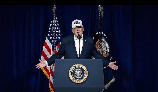 도널드 트럼프 미국 대통령이 28일 이란에 대한 공격 개시를 공식화하며 소셜미디어(SNS) 트루스소셜에 올린 8분짜리 영상을 통해 “조금 전 이란 내 중대 전투를 시작했다"고 밝혔다. 뉴스1