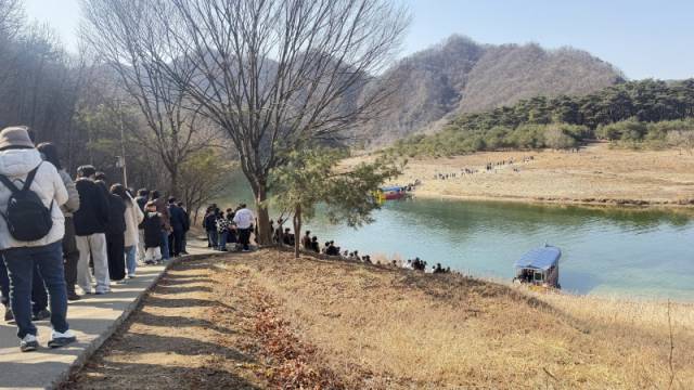 ▲ 영화 ‘왕과 사는 남자’의 흥행에 힘입어 28일 영월 청령포로 향하는 방문객의 발길이 끝없이 이어지고 있다. 영월군 제공