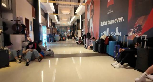 ▲ (왼쪽 사진부터)1일 최수길 전 강원도교육청 행정국장이 자신의 유튜브 채널을 통해 아랍에미리트(UAE) 두바이를 탈출하려는 현지인·관광객 상황을 전하고 있다. 지난 28일(현지 시간) 이란의 미사일 공격으로 두바이의 한 호텔이 불타고 있다. 유튜브 수길따라 영상캡처