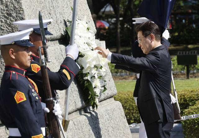 ▲ 필리핀을 국빈방문한 이재명 대통령이 3일 마닐라 리잘 기념비에 헌화하고 있다. 호세 리잘은 필리핀의 국부로 추앙받는 독립운동가이다. 연합뉴스
