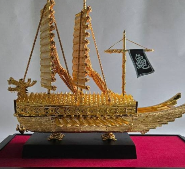 ▲ 이재명 대통령이 마르코스 필리핀 대통령 선물로 준비한 ‘금거북선’