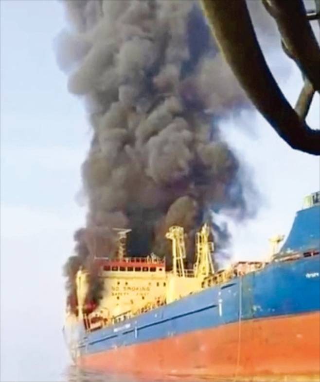 < 불타는 유조선 > 1일(현지시간) 오만 인근 해상에 정박 중이던 팔라우 선적의 유조선에서 연기가 피어오르고 있다. 이 유조선은 이란에서 발사된 것으로 추정되는 무인기 공격을 받았다. 로이터연합뉴스