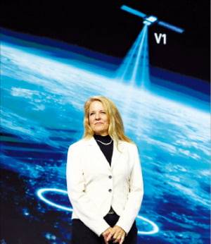 그윈 숏웰 스페이스X 사장이  MWC 2026 기조연설에서 차세대 위성통신에 대해 설명하고 있다.  로이터 연합