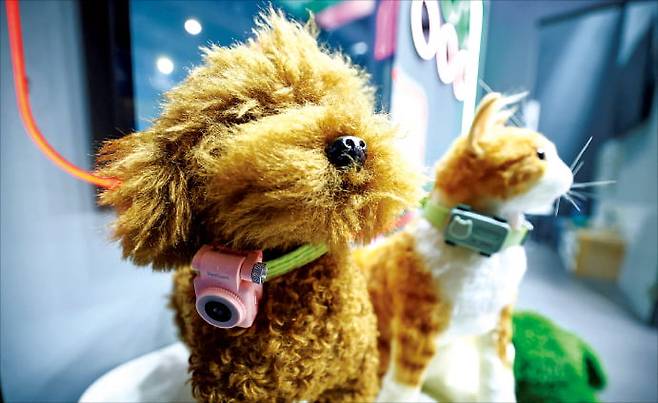 중국 네트워크 장비사 유클라우드링크그룹이 MWC 2026에서 ‘펫 폰’ 디바이스를 선보였다.  로이터 연합