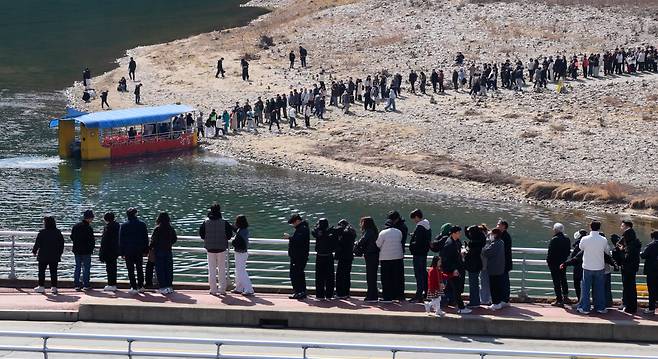천만 관객 돌파를 눈앞에 둔 영화 ‘왕과 사는 남자’의 흥행에 힘입어 조선 제6대 임금 단종의 유배지인 청령포를 찾는 방문객의 발길도 줄을 잇고 있다. 영월군 제공, 연합뉴스