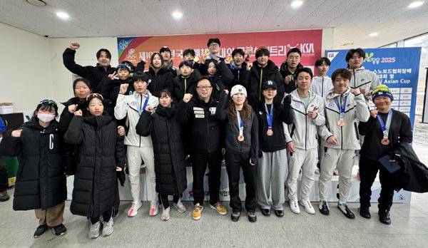 부산시 선수단이 제107회 전국동계체육대회 첫날인 지난달 25일 메달을 목에 걸고 포즈를 취하고 있다.  부산시체육회 제공