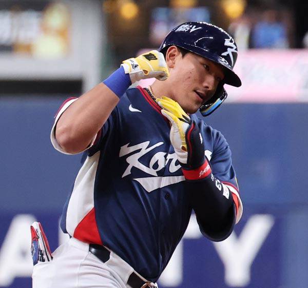 3일 일본 오사카 교세라돔에서 열린 한국 야구 대표팀과 일본프로야구(NPB) 오릭스 버팔로스의 평가전에서 안현민이 9회 초 쐐기 홈런을 때린 뒤 베이스를 돌고 있다. 연합뉴스