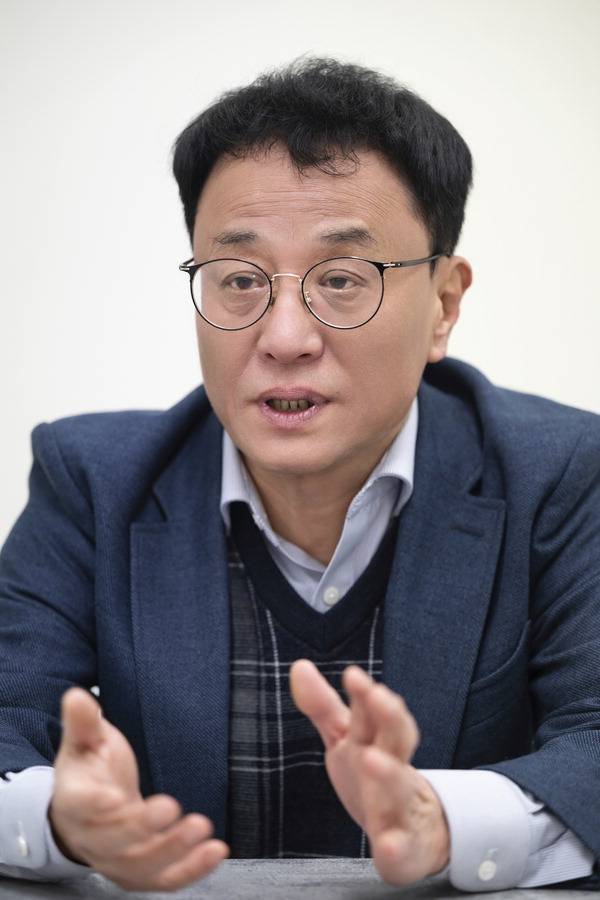 강춘진 부산과학기술협의회 상임이사가  지난달 27일 사무실에서 부산생활과학교실 성과와 앞으로 프로그램 운영 계획 등을 밝히고 있다.   전민철 기자 jmc@kookje.co.kr