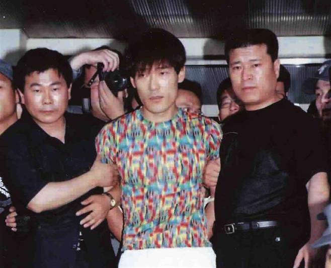 Shin Chang-won is arrested after his 907-day-long run at an apartment in Suncheon, South Jeolla, in July 1999. [JOONGANG ILBO]