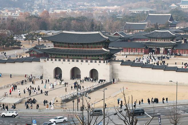 Visitors walk around the entrance of Gyeongbok Palace in Jongno District, central Seoul, on Dec. 28, 2025. [YONHAP]