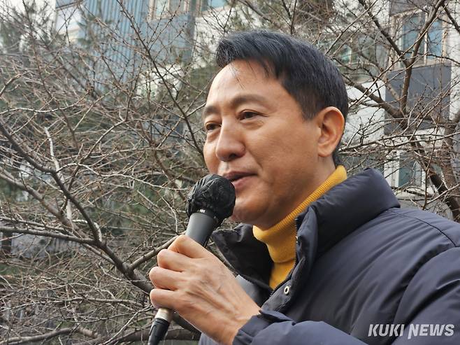 오세훈 서울시장이 지난달 12일 오전 서울시 서대문구 영천동 이동약자 편의시설 설치 예정지를 방문해 사업을 설명하고 있다. 서지영 기자