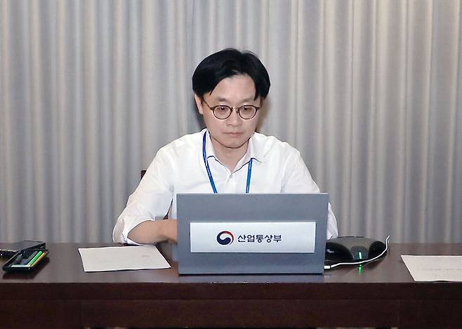 김정관 산업통상부 장관이 3일(현지 시간) 필리핀 더 마닐라호텔에서 화상으로 ‘제3차 중동상황 실물경제 점검회의’를 주재하고 있다. 산업통상부 제공