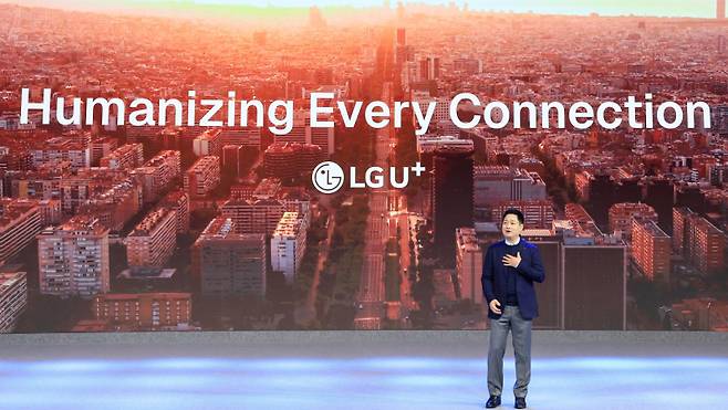 홍범식 LG유플러스 대표가 2일(현지시간) 스페인 바르셀로나 피라 그란 비아 전시장에서 열린 MWC26에서 기조연설 하고 있다. LG유플러스 제공