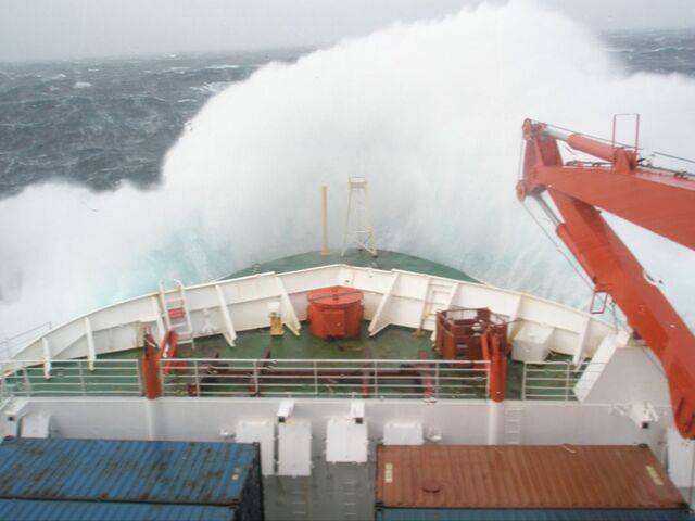 2009년 4월 1일, 드레이크 해협을 항해 중인 독일 쇄빙연구선 폴라슈테른호에 거센 파도가 부딪쳐 물보라가 일고 있다. 필자 촬영