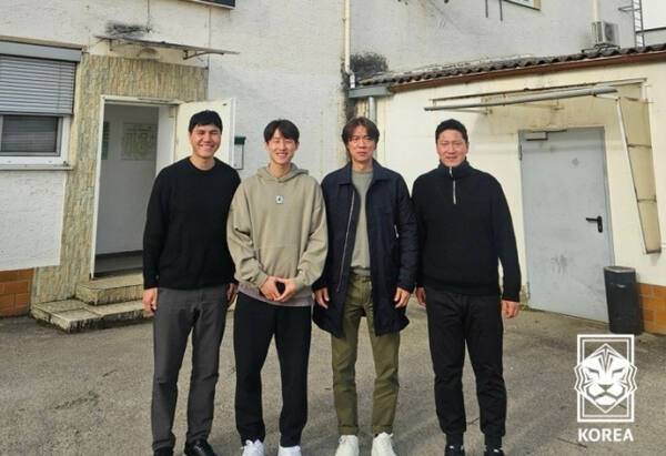 이재성(왼쪽에서 두 번째)을 만난 홍명보 감독(왼쪽에서 세 번째) 대한축구협회 제공