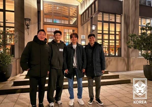 김민재(왼쪽에서 두 번째)와 만난 대표팀 코치진 대한축구협회 제공