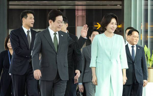 싱가포르 국빈방문을 마친 이재명 대통령과 김혜경 여사가 3일 창이 국제공항에서 다음 순방지인 필리핀 마닐라로 향하는 공군 1호기로 이동하며 공항직원들에게 인사하고 있다. 연합뉴스