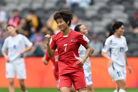 골세리머니를 펼치는 북한 여자 축구대표팀의 명유정. 사진[EPA=연합뉴스]