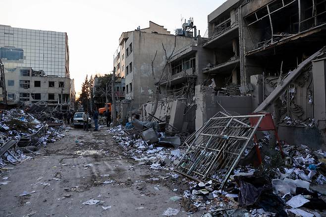 지난 2일(현지시간)  미국과 이스라엘의 공격을 받은 이란의 한 경찰서에 잔해가 흩어져 있다. [연합뉴스]