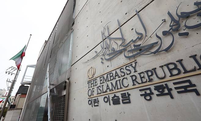 미국과 이스라엘의 이란 공습으로 아야톨라 알리 하메네이 최고지도자의 사망이 공식 확인된 가운데 2일 서울 용산구 주한 이란이슬람공화국 대사관에 조기가 걸려 있다. [사진=뉴시스]