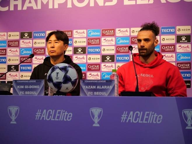 비셀 고베와의 ACLE 16강 1차전을 하루 앞두고 기자회견에 참석한 FC 서울 김기동 감독과 야잔. 사진=FC 서울