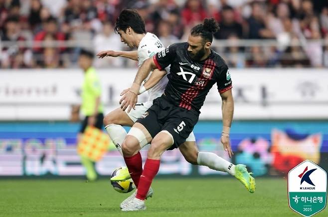 FC 서울 야잔(사진 오른쪽). 사진=한국프로축구연맹
