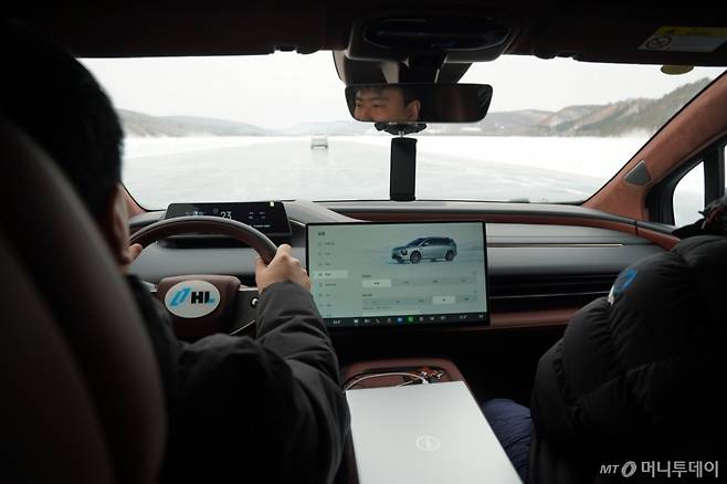 테스트 차량이 HL만도 헤이허 트랙의 빙판 위를 질주하고 있다. /사진 제공=HL만도