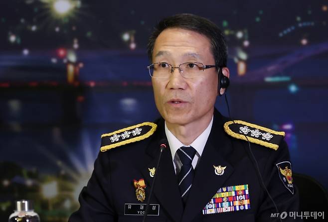 (서울=뉴스1) 장수영 기자 = 유재성 경찰청장 직무대행이 23일 오후 서울 여의도 콘래드 호텔에서 열린 국제공조협의체 발족식에서 개회사를 하고 있다.   이날 발족된 국제공조협의체는 대한민국과 인터폴,  캄보디아, 라오스, 싱가포르, 태국, 필리핀, UAE, 미국(FBI, HSI), 카타르가 참여했다.   한국 경찰이 주도하는 협의체는 전 세계적으로 확산된 사이버사기·전화사기·가상자산 범죄 등 신종 범죄에 대한 대응 공조체계를 구축하는 것이 목표다. 2025.10.23/뉴스1  Copyright (C) 뉴스1. All rights reserved. 무단 전재 및 재배포,  AI학습 이용 금지. /사진=(서울=뉴스1) 장수영 기자