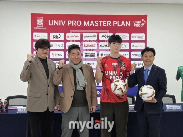 2026 한·일 대학축구연맹 덴소컵 박종관 본부장, 김광진 단장, 주장 장하윤, 오해종 감독(왼쪽부터)./가산동=노찬혁 기자