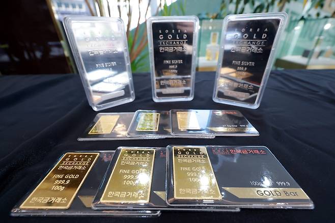 미국과 이란 간 군사적 충돌로 국제 금값이 소폭 상승했다. 사진은 19일 서울 종로구 한국금거래소에서 판매하는 골드바와 실버바. [연합뉴스]