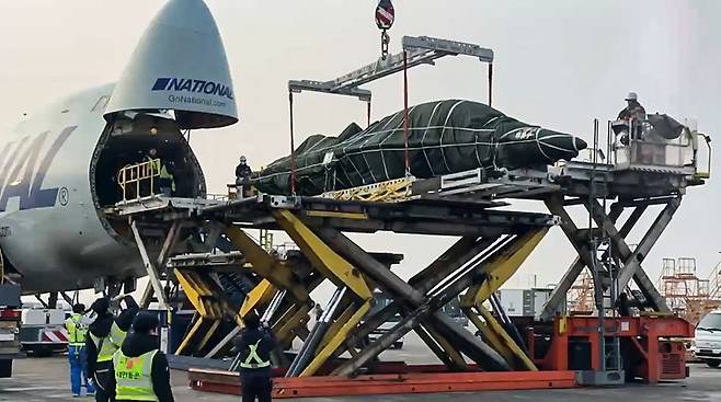 CJ대한통운은 3일 경남 사천에서 출고된 T-50i 2대(총 30톤 규모)를 국내 내륙운송과 항공운송, 현지 통관 및 육상운송을 거쳐 인도네시아 공군기지까지 이송하고 있다. [CJ대한통운 제공]