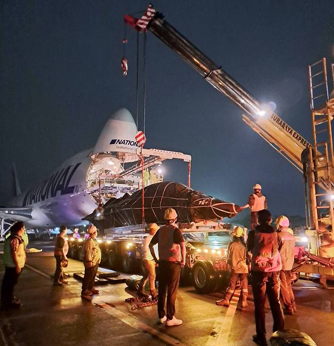 CJ대한통운은 3일 경남 사천에서 출고된 T-50i 2대(총 30톤 규모)를 국내 내륙운송과 항공운송, 현지 통관 및 육상운송을 거쳐 인도네시아 공군기지까지 이송하고 있다. [CJ대한통운 제공]