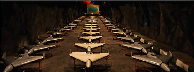 2일 이란 관영매체가 이란 모처 지하 터널 속에 드론 수백 기가 줄지어 서있는 모습을 공개했다. 터널 뒷편에는 지난달 28일 미국 공습으로 사망한 아야톨라 알리 하메네이 최고지도자를 상징하는 깃발이 걸려있다. [텔레그램 캡처]