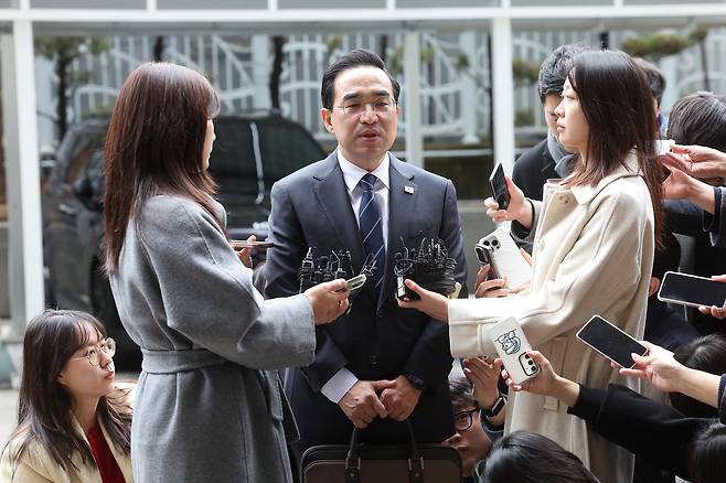 이재명 정부 초대 기획예산처 장관 후보자로 지명된 더불어민주당 박홍근 의원이 3일 서울 중구 예금보험공사에 마련된 인사청문회 준비 사무실로 출근하며 취재진 질문에 답하고 있다. [연합]