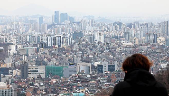서울 남산 전망대에서 바라본 시내 곳곳에 아파트 단지가 빼곡하게 들어서 있다. <연합>