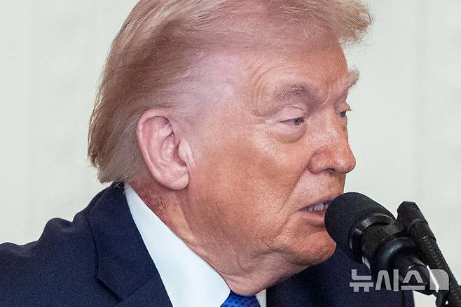 [워싱턴=AP/뉴시스] 도널드 트럼프 미국 대통령이 "우리는 중급·중상급 수준의 무기들을 사실상 무제한으로 보유하고 있다"며 전쟁 지속 역량을 강조했다. 중동 내 미군 전력으로 대(對)이란 전쟁을 장기간 지속하기 어렵다는 관측에 반박한 것으로 보인다. 사진은 트럼프 대통령이 2일(현지 시간) 워싱턴 백악관 이스트룸에서 열린 명예 훈장 수여식에서 발언하는 모습. 2026.03.03.