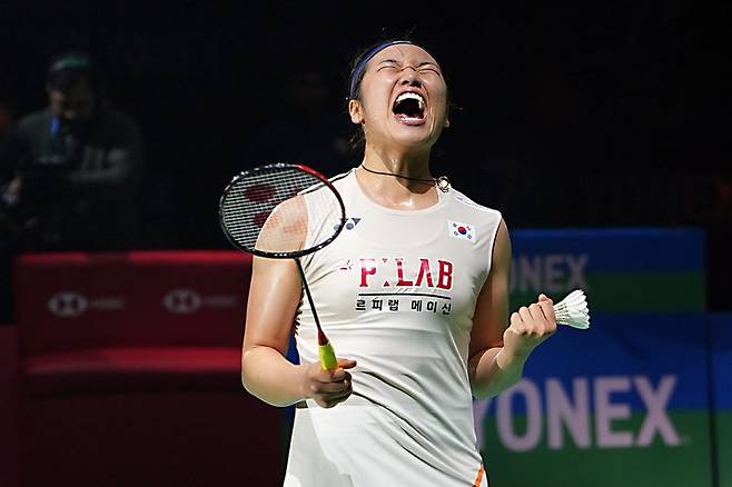 [뉴델리=AP/뉴시스] 안세영(1위)이 18일(현지 시간) 인도 뉴델리에서 열린 2026 세계배드민턴연맹(BWF) 월드투어 슈퍼 750 인도오픈 여자 단식 결승에서 왕즈이(2위·중국)를 물리친 후 환호하고 있다. 안세영이 2-0(21-13 21-11)으로 승리하며 대회 2연패를 달성했다. 2026.01.18.