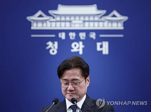 브리핑룸 들어서는 홍익표 정무수석 (서울=연합뉴스) 김도훈 기자 = 홍익표 정무수석이 12일 이날 예정됐다 취소된 이재명 대통령과 더불어민주당 정청래 대표, 국민의힘 장동혁 대표 오찬 관련 브리핑을 하기 위해 청와대 춘추관 브리핑룸에 들어서고 있다. 2026.2.12 superdoo82@yna.co.kr